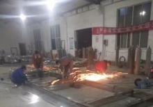 不銹鋼候車亭加班中！