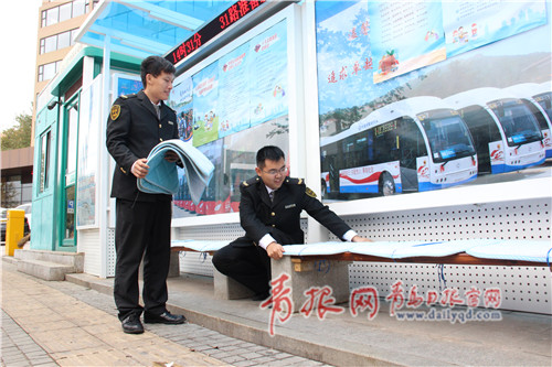溫馨巴士工作人員在候車長椅上安裝棉墊(2)_副本.jpg